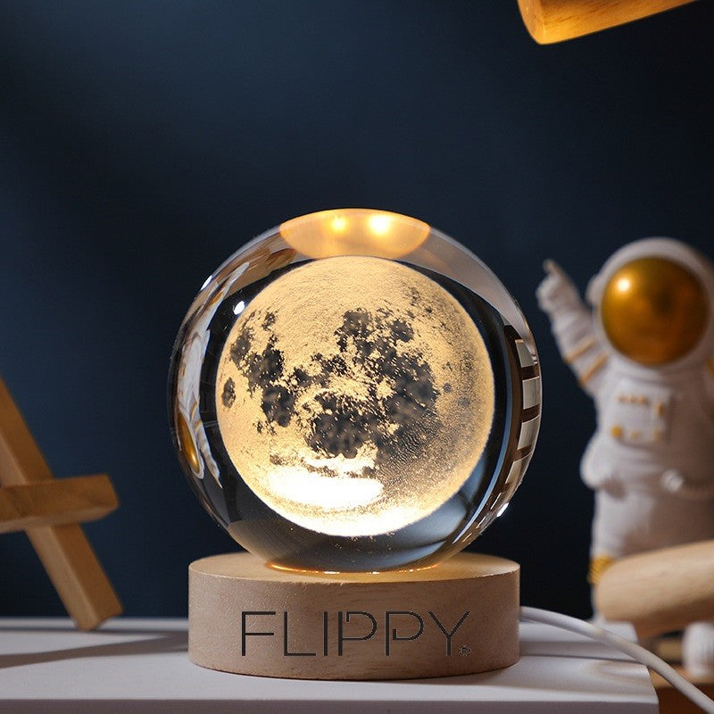 Lampa LED Decorativa, Flippy, cu Bila de Cristal cu Diametru 6cm, Model Luna 3D, Alimentare USB, Suport din Lemn,