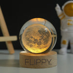 Lampa LED Decorativa, Flippy, cu Bila de Cristal cu Diametru 6cm, Model Luna 3D, Alimentare USB, Suport din Lemn,