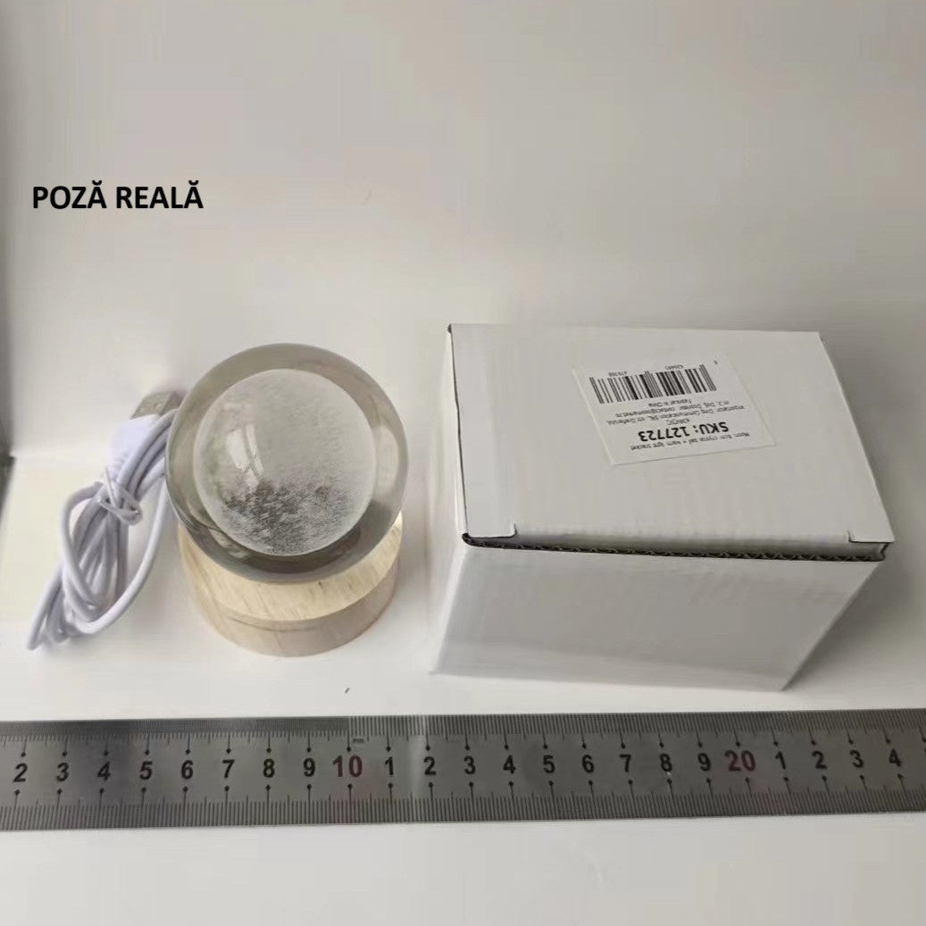 Lampa LED Decorativa, Flippy, cu Bila de Cristal cu Diametru 6cm, Model Luna 3D, Alimentare USB, Suport din Lemn,