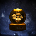 Lampa LED Decorativa, Flippy, cu Bila de Cristal cu Diametru 6cm, Model Merry Christmas 3D, Alimentare USB, Suport din