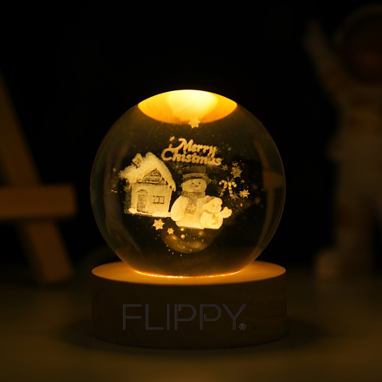 Lampa LED Decorativa, Flippy, cu Bila de Cristal cu Diametru 6cm, Model Merry Christmas 3D, Alimentare USB, Suport din
