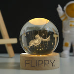 Lampa LED Decorativa, Flippy, cu Bila de Cristal cu Diametru 6cm, Model Micul Print 3D, Alimentare USB, Suport din