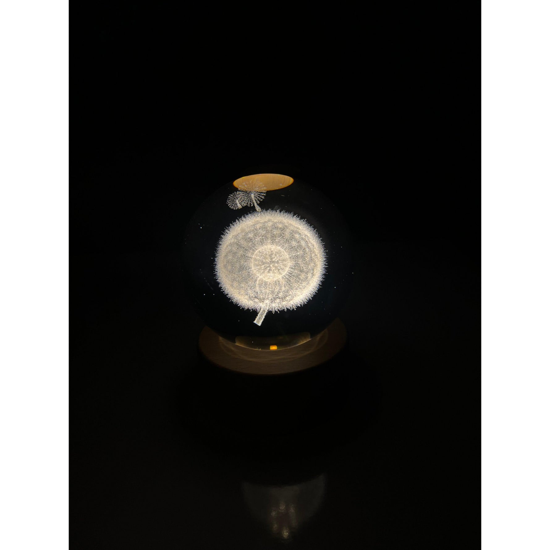 Lampa LED Decorativa, Flippy, cu Bila de Cristal cu Diametru 6cm, Model Papadie 3D, Alimentare USB, Suport din Lemn,