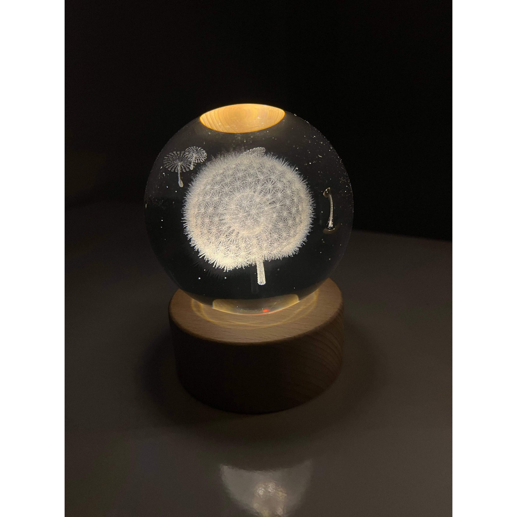Lampa LED Decorativa, Flippy, cu Bila de Cristal cu Diametru 6cm, Model Papadie 3D, Alimentare USB, Suport din Lemn,