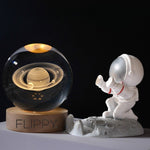 Lampa LED Decorativa, Flippy, cu Bila de Cristal cu Diametru 6cm, Model Saturn 3D, Alimentare USB, Suport din Lemn,