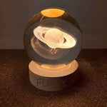 Lampa LED Decorativa, Flippy, cu Bila de Cristal cu Diametru 6cm, Model Saturn 3D, Alimentare USB, Suport din Lemn,