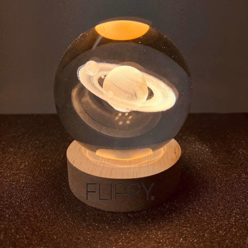 Lampa LED Decorativa, Flippy, cu Bila de Cristal cu Diametru 6cm, Model Saturn 3D, Alimentare USB, Suport din Lemn,