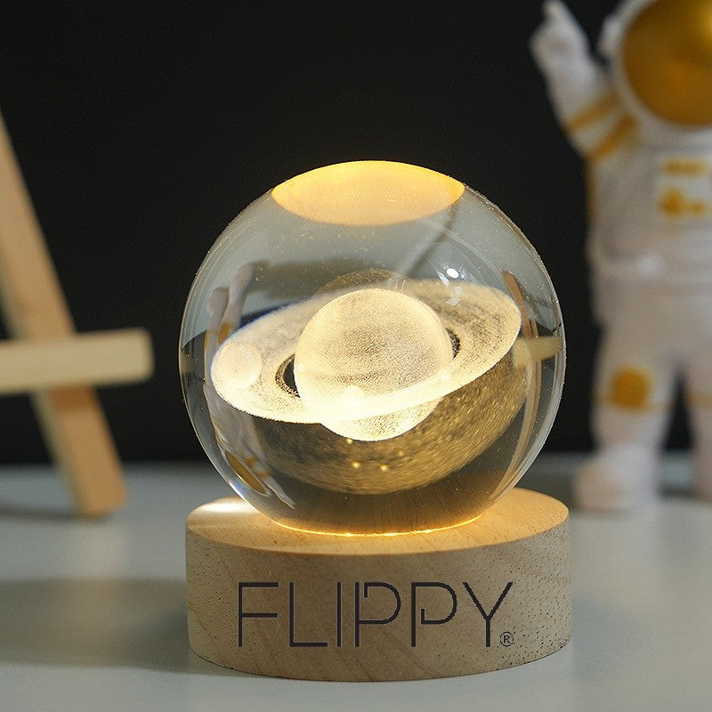 Lampa LED Decorativa, Flippy, cu Bila de Cristal cu Diametru 6cm, Model Saturn 3D, Alimentare USB, Suport din Lemn,