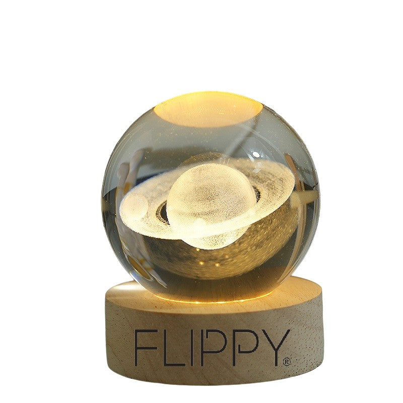 Lampa LED Decorativa, Flippy, cu Bila de Cristal cu Diametru 6cm, Model Saturn 3D, Alimentare USB, Suport din Lemn,
