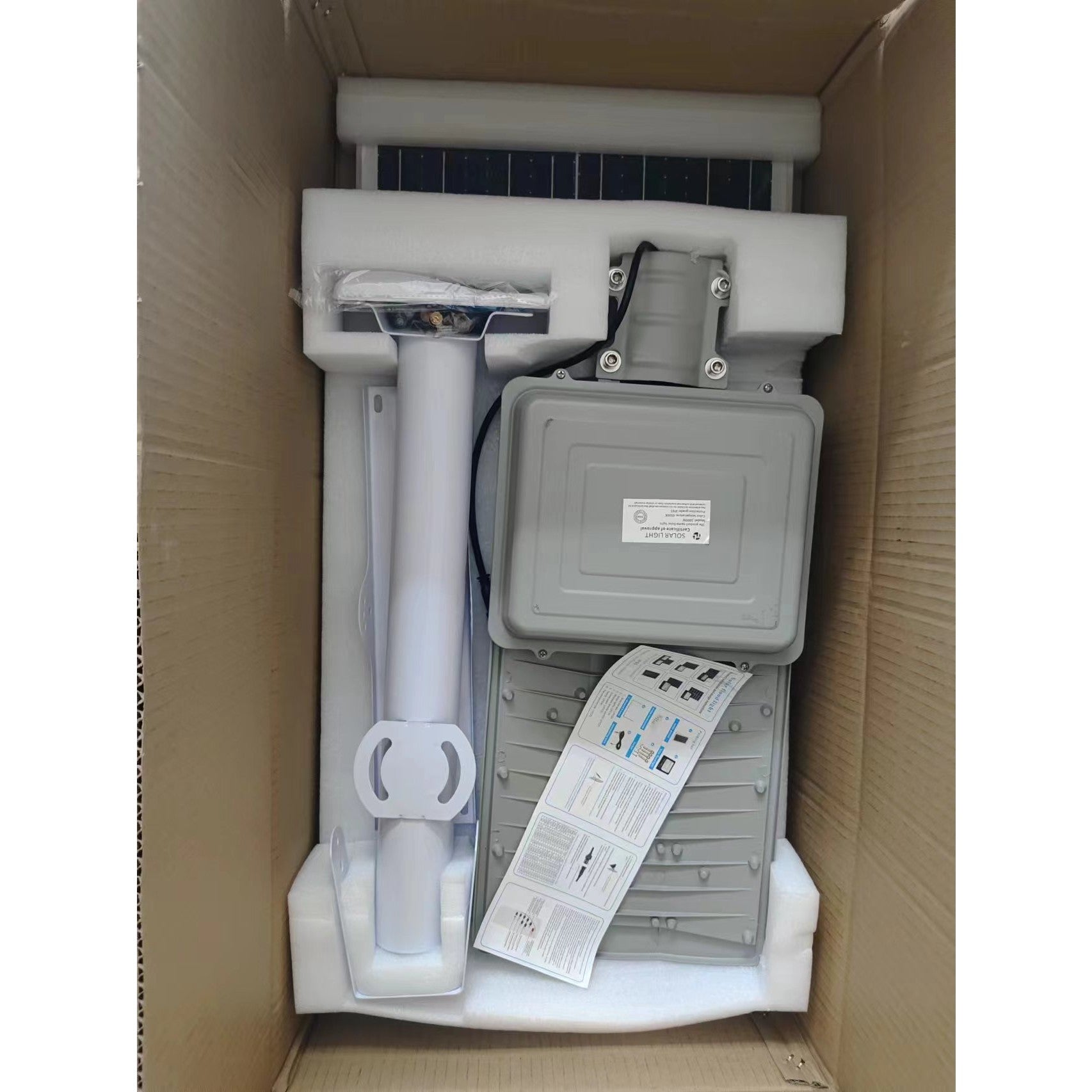 Lampa solara stradala Flippy, pentru curte sau strada, cu trei grile, finisaj mat, rezistent la apa, montare prin