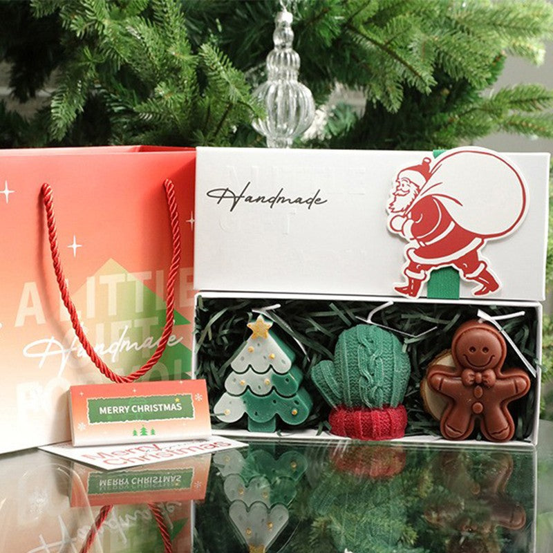 Lumanari Parfumate de Craciun, Flippy, GIFT BOX din 3 Lumanari din Ceara de Soia, Model A Brad, Manusa, Omulet, 22.5 x