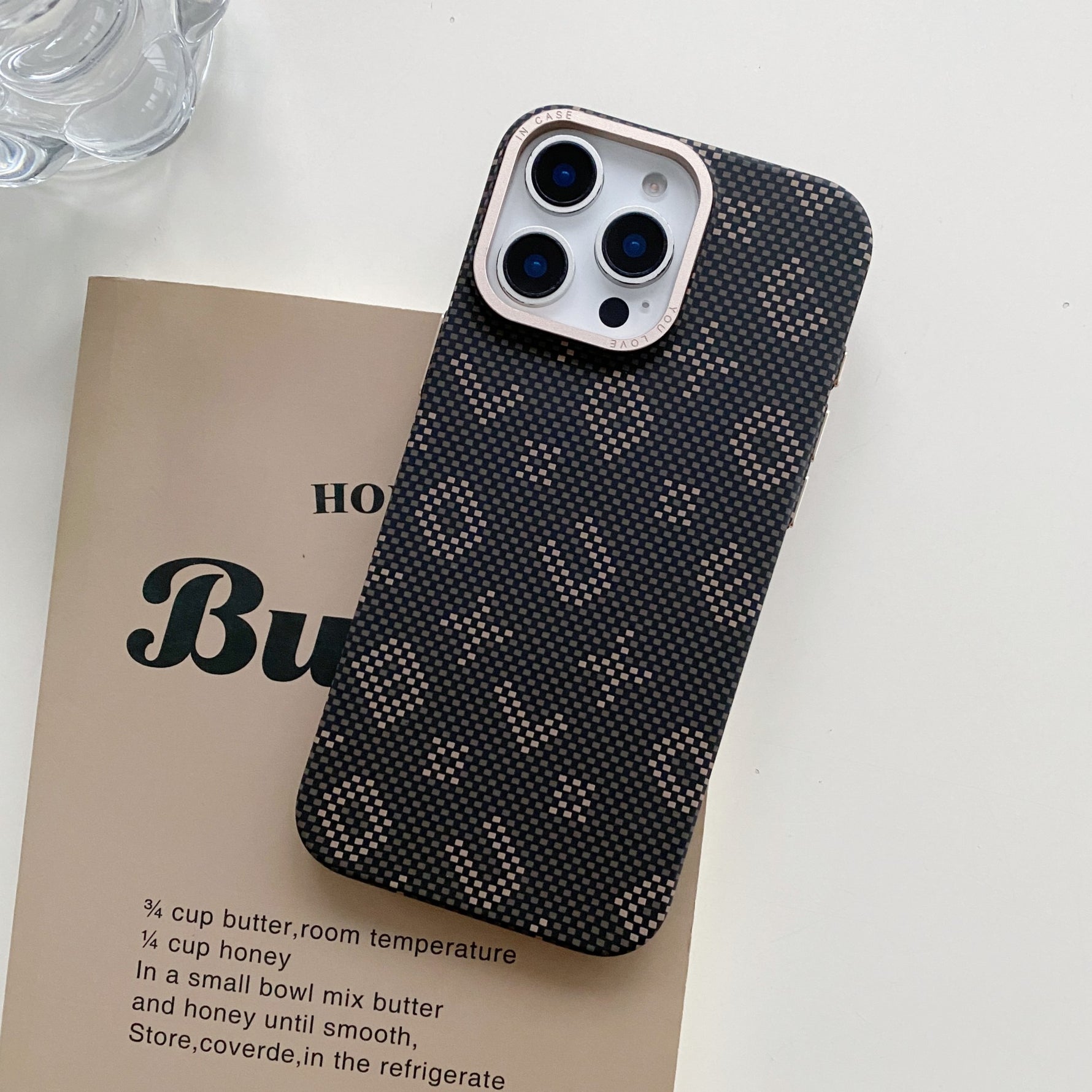 Carcasa Magnetica, Flippy, Compatibila Apple iPhone 17 Pro, din Fibra de Carbon, Litere Fosforescente, Maro