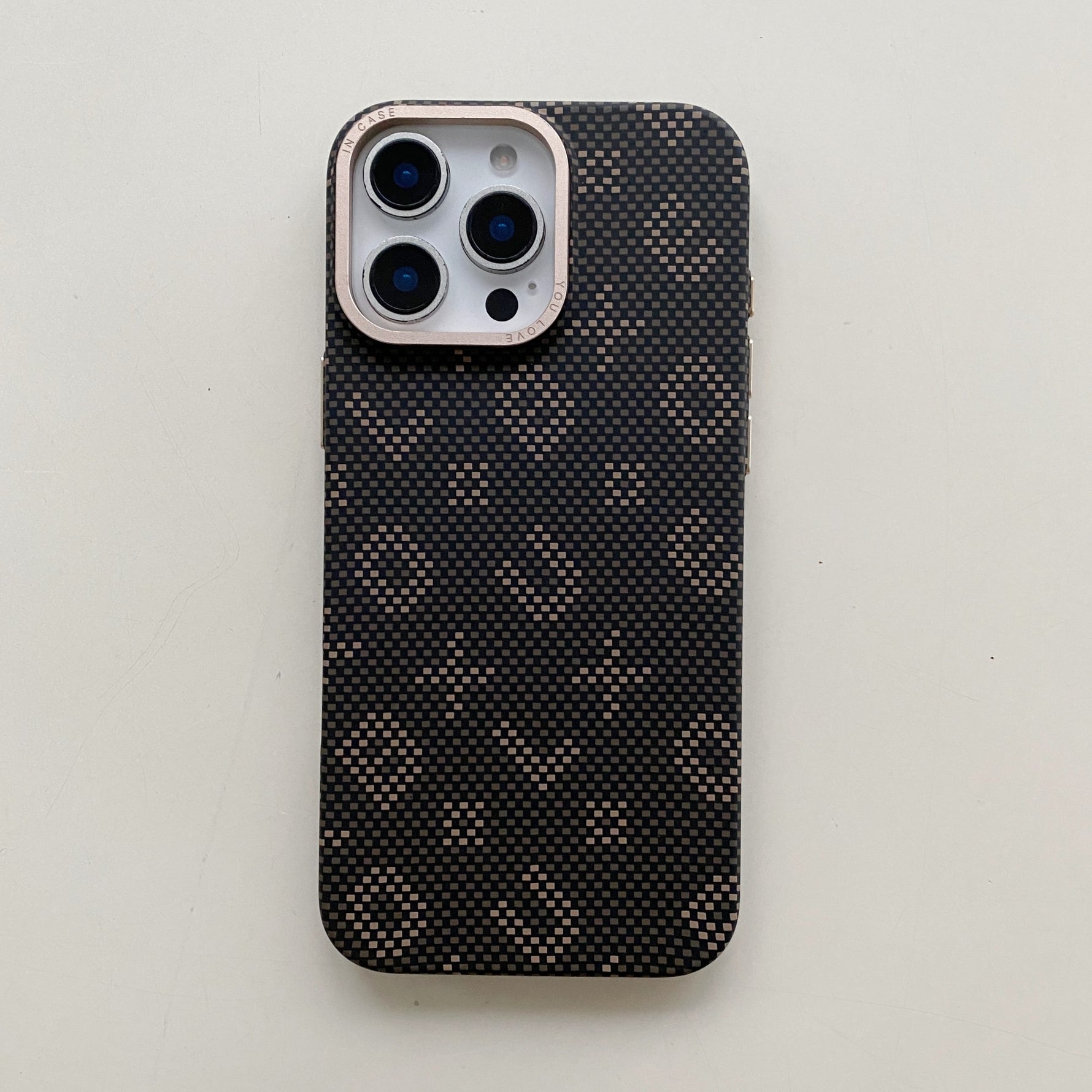 Carcasa Magnetica, Flippy, Compatibila Apple iPhone 17 Pro, din Fibra de Carbon, Litere Fosforescente, Maro