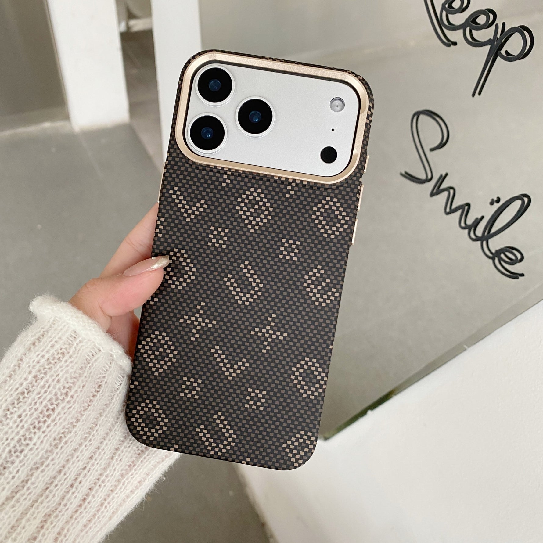 Carcasa Magnetica, Flippy, Compatibila Apple iPhone 17 Pro, din Fibra de Carbon, Litere Fosforescente, Maro