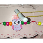 Martisor Bratara Multicolora pentru Copii Random, Snur Alb Rosu, Pandantive din Lemn, Colorate, Modele pentru Copii cu