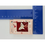 Martisor Brosa Mica in Cutie, Jolie, Dimensiune Brosa 2.5-3cm, Material Metal, Model Fluturi, Cutie Roz