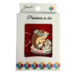 Martisor Brosa Mica in Cutie, Jolie, Design cu Mesaj, Material Metal, Dimensiune 2.5-3 cm, Model Traditional Fata cu