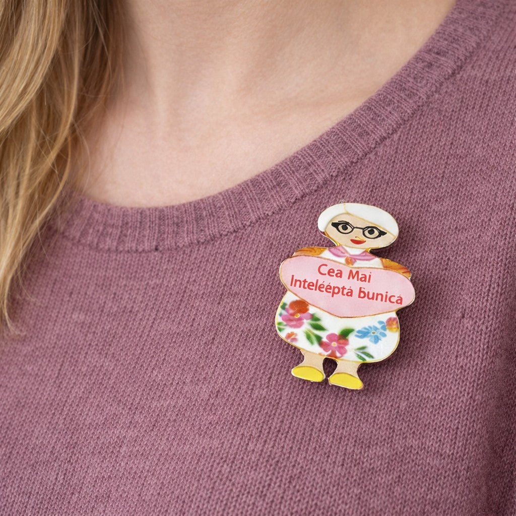 Martisor Brosa Mica in Cutie, Jolie, Dimensiune Brosa 2,5-3 cm, Material Metal, Model Cea Mai Inteleapta Bunica,