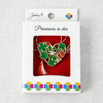 Martisor Brosa Mica in Cutie, Jolie, Dimensiune Brosa 2,5-3 cm, Material Metal, Model Inima Cu Trifoi, Multicolor