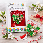 Martisor Brosa Mica in Cutie, Jolie, Dimensiune Brosa 2,5-3 cm, Material Metal, Model Inima Cu Trifoi, Multicolor