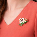 Martisor Brosa Mica in Cutie, Jolie, Dimensiune Brosa 2,5-3 cm, Material Metal, Model Trifoi Alb, Multicolor