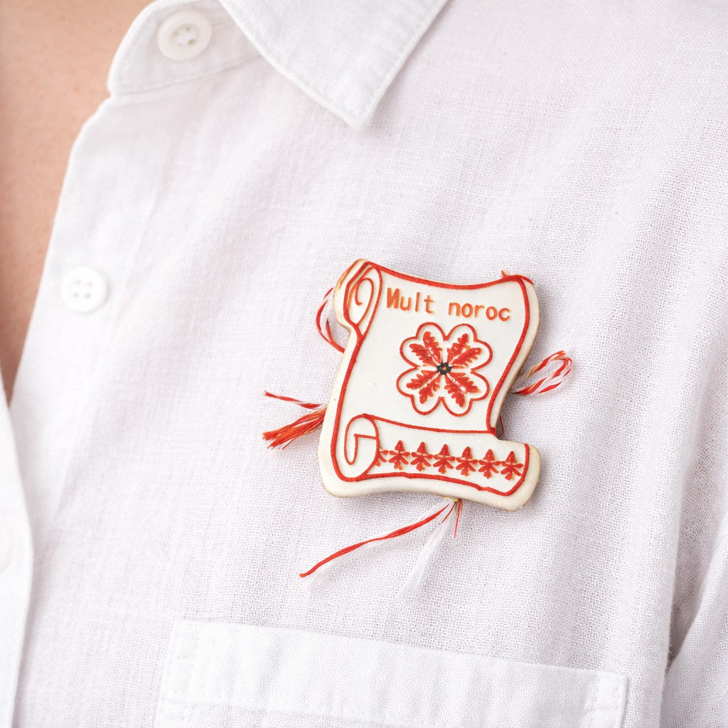 Martisor Brosa Mica in Cutie, Jolie, Dimensiune Brosa 2,5-3 cm, Material Metal, Model Trifoi Mult Noroc, Alb