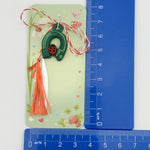 Martisor pentru Copii, Jolie, Model POTCOAVA cu BUBURUZA, din Cauciuc, cu Snur Impletit Alb/Rosu, Ambalaj Carton cu