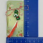 Martisor pentru Copii, Jolie, Model GHIOCEL cu TRIFOI, din Cauciuc, cu Snur Impletit Alb/Rosu, Ambalaj Carton cu