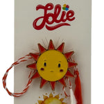 Martisor pentru copii, Jolie, Material Metal, Ambalaj Carton cu Design, Dimensiune Brosa Aproximativ 2x2 cm,
