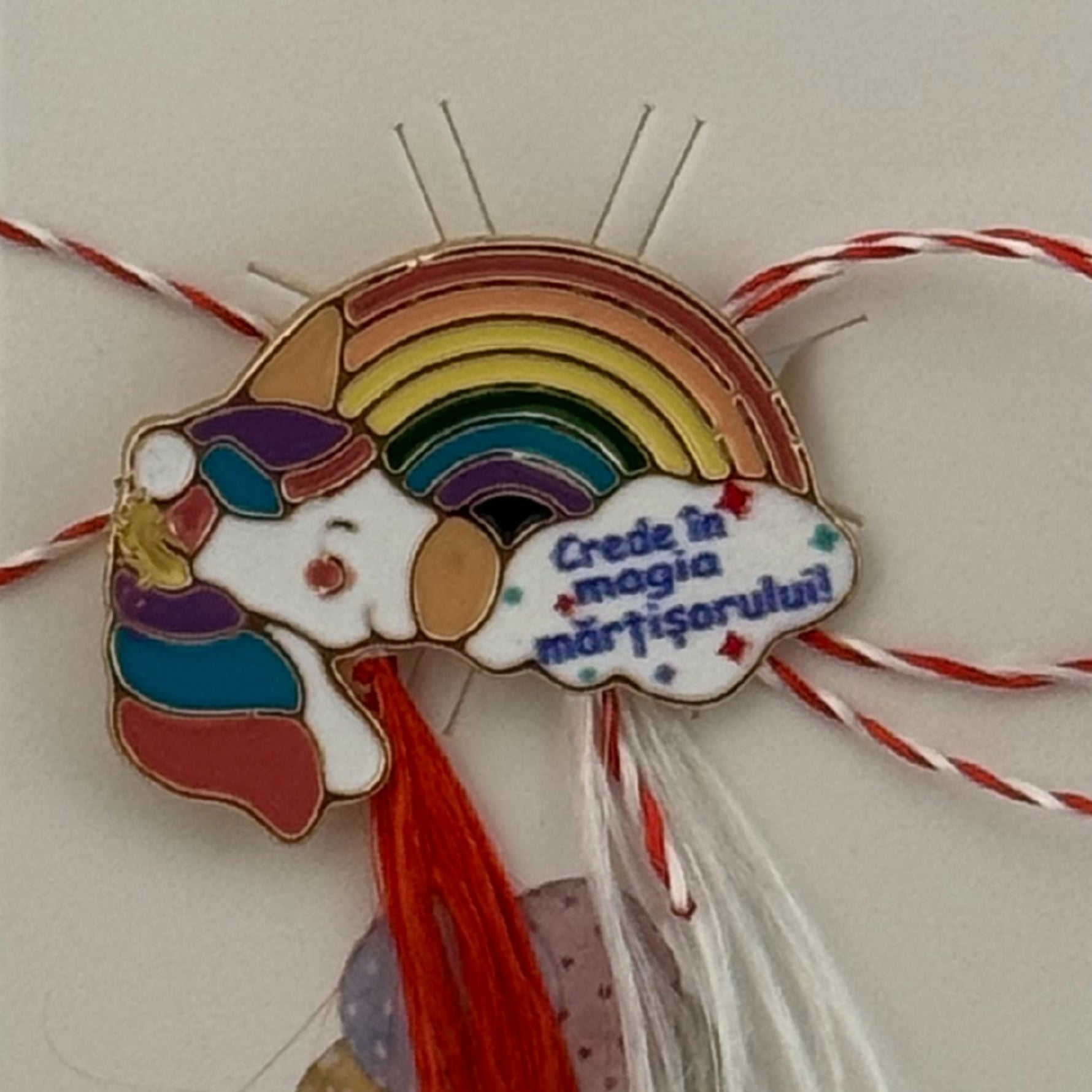 Martisor pentru copii, Jolie, Material Metal, Ambalaj Carton cu Design, Dimensiune Brosa Aproximativ 2x2 cm,