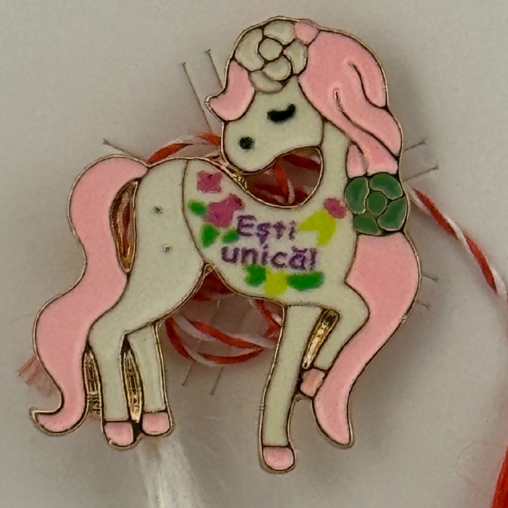 Martisor pentru copii, Jolie, Material Metal, Ambalaj Carton cu Design, Dimensiune Brosa Aproximativ 2x2 cm,