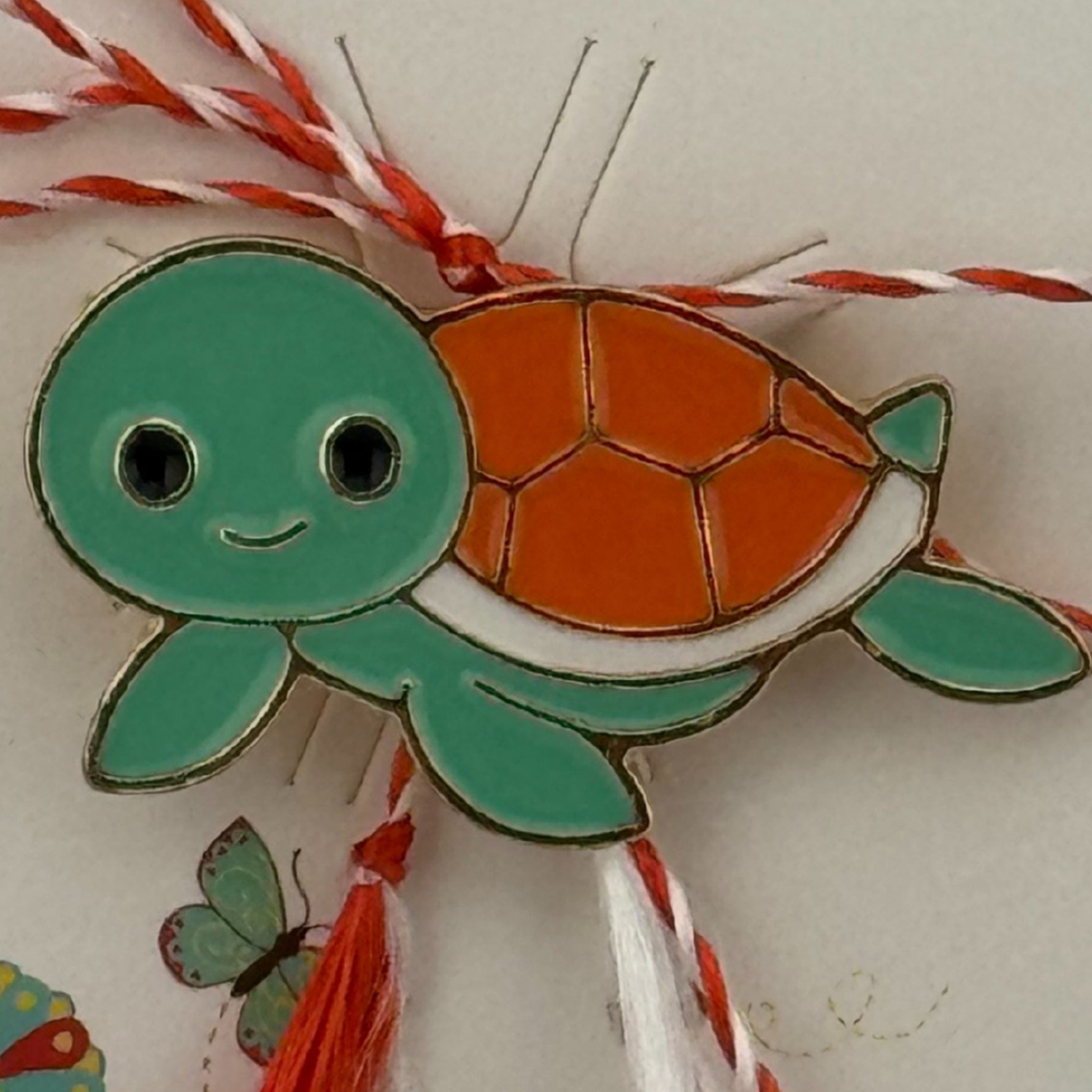 Martisor pentru copii, Jolie, Material Metal, Ambalaj Carton cu Design, Dimensiune Brosa Aproximativ 2x2 cm,