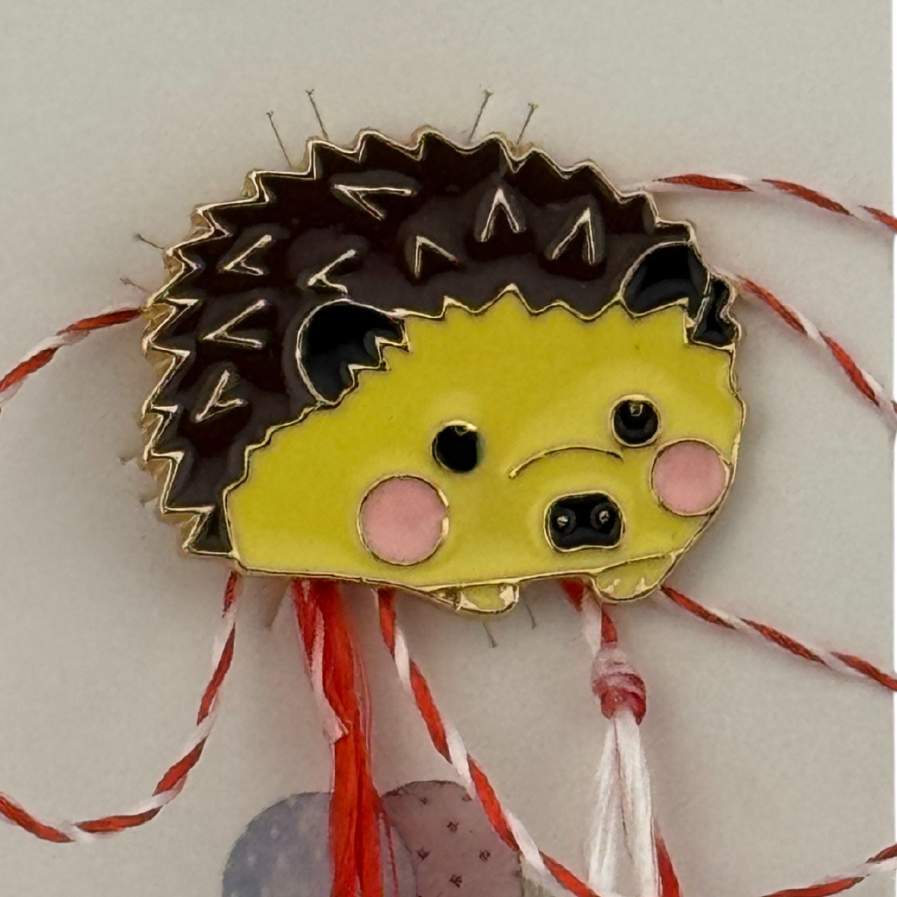 Martisor pentru copii, Jolie, Material Metal, Ambalaj Carton cu Design, Dimensiune Brosa Aproximativ 2x2 cm,