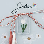 Martisor Traditional din Acril, Jolie, Model Lalea Alba, cu Snur Impletit Alb/Rosu, Pandantiv 2 cm
