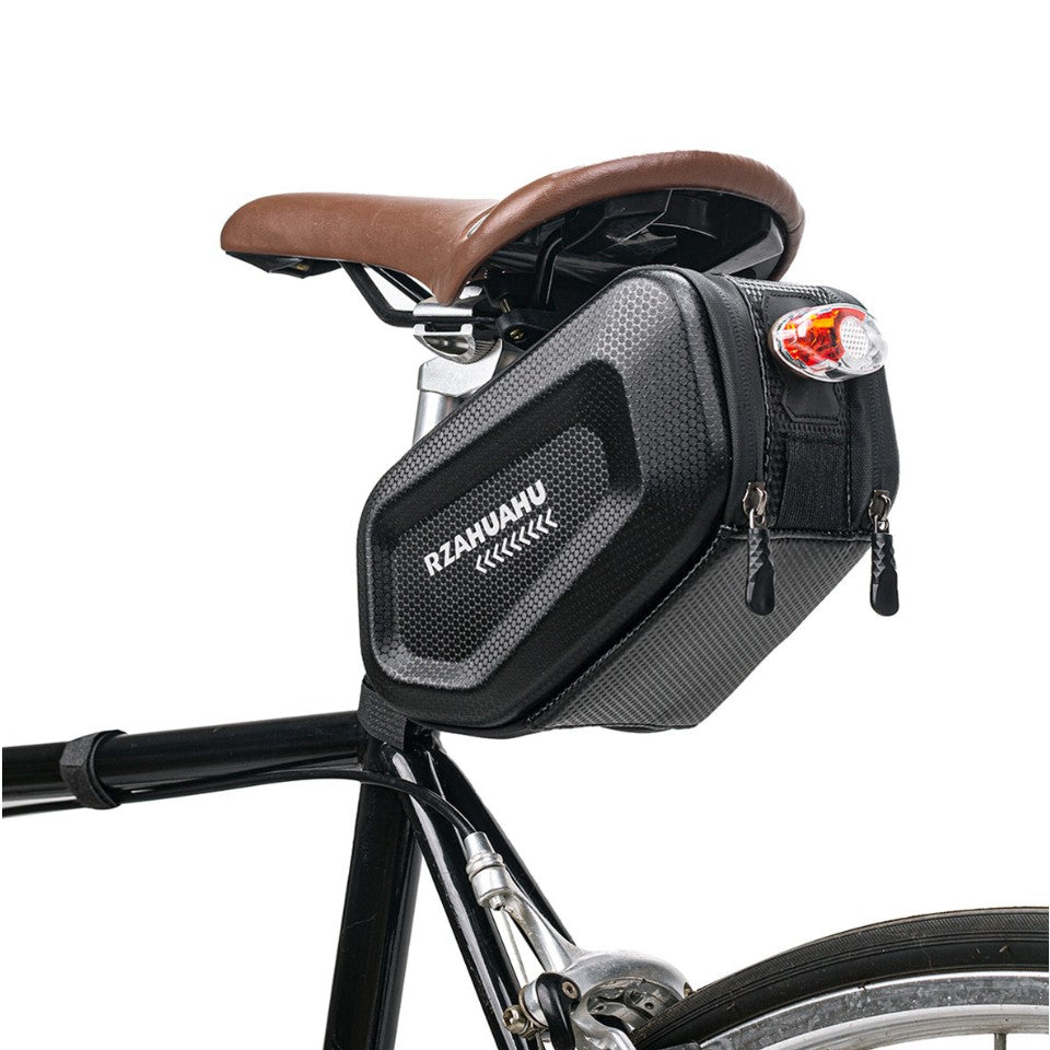 Borseta pentru bicicleta Flippy, Hard Shell, material piele artificiala si carbon, 20x12x11.5 cm, prindere de sa,