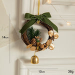 Ornament de Brad, Flippy, tip Coronita de Craciun cu 1 Clopotel cu Flori Aurii si Conuri de Brad, Panglica Verde de