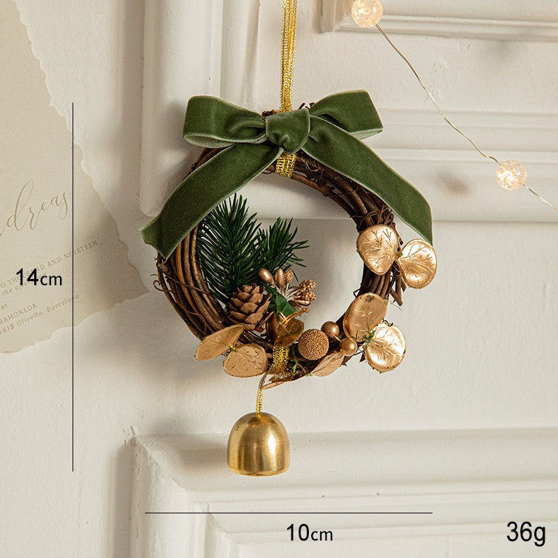Ornament de Brad, Flippy, tip Coronita de Craciun cu 1 Clopotel cu Flori Aurii si Conuri de Brad, Panglica Verde de