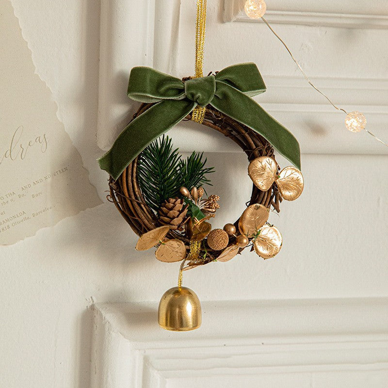 Ornament de Brad, Flippy, tip Coronita de Craciun cu 1 Clopotel cu Flori Aurii si Conuri de Brad, Panglica Verde de