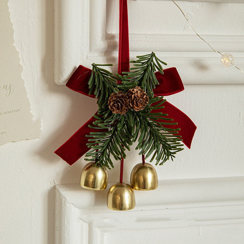 Ornament de Brad, Flippy, tip Funda de Craciun cu 3 Clopotei Aurii si Conuri de Brad, Panglica Rosie de Velvet, 16 x 11