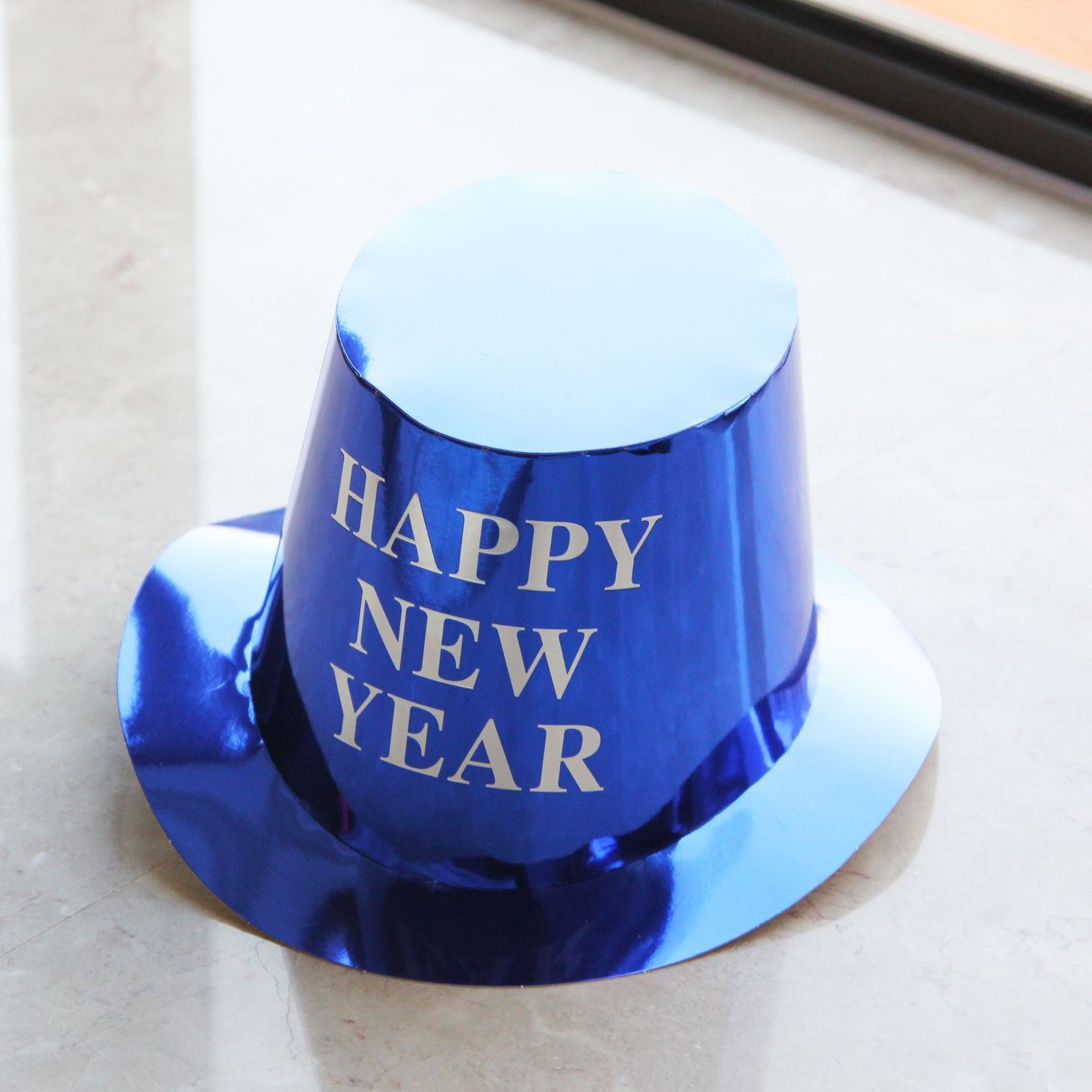 Palarie Happy New Year pentru Revelion, Flippy, Palarie Festiva de Anul Nou, Palarie Magica din Hartie, 29 x 25 x 15.5