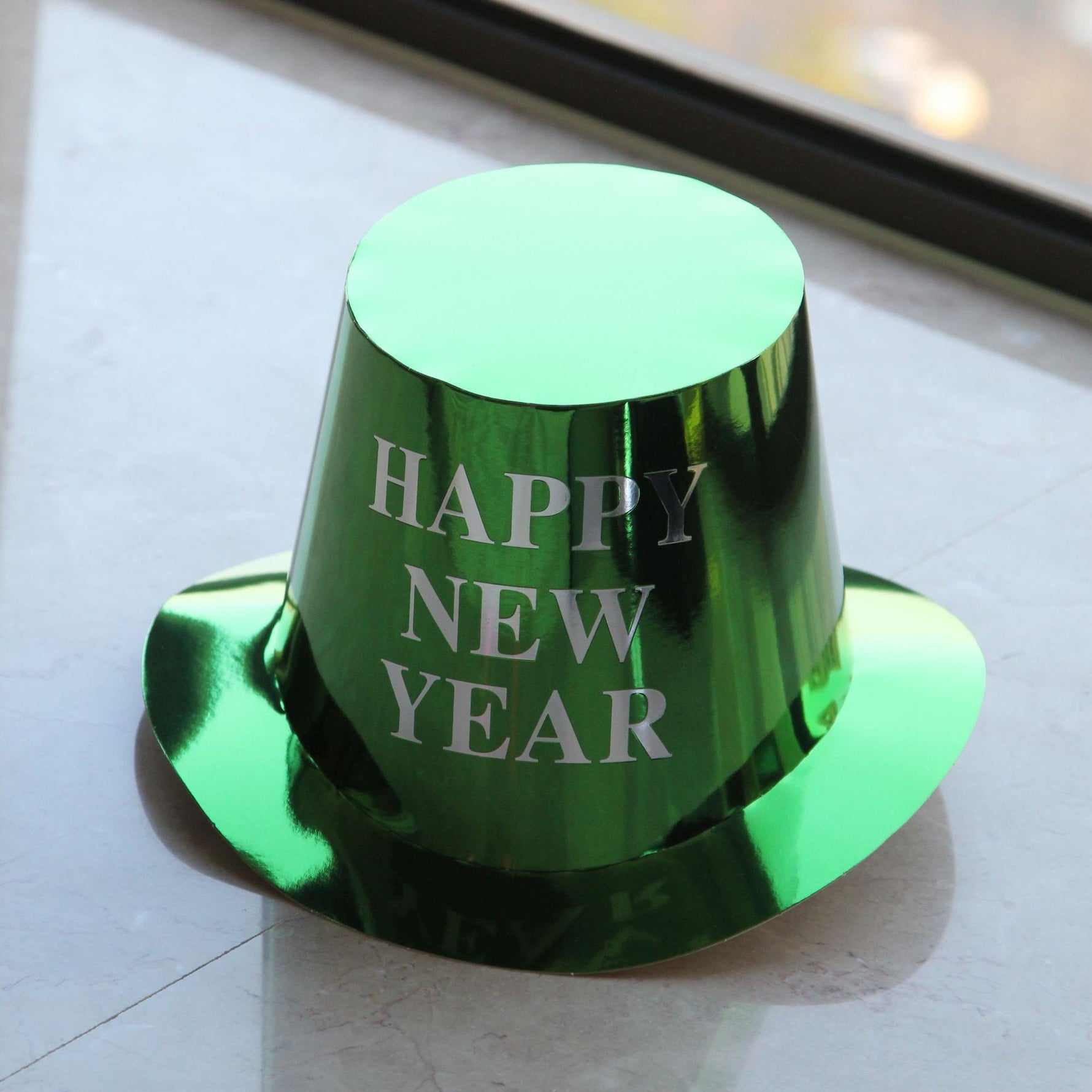 Palarie Happy New Year pentru Revelion, Flippy, Palarie Festiva de Anul Nou, Palarie Magica din Hartie, 29 x 25 x 15.5