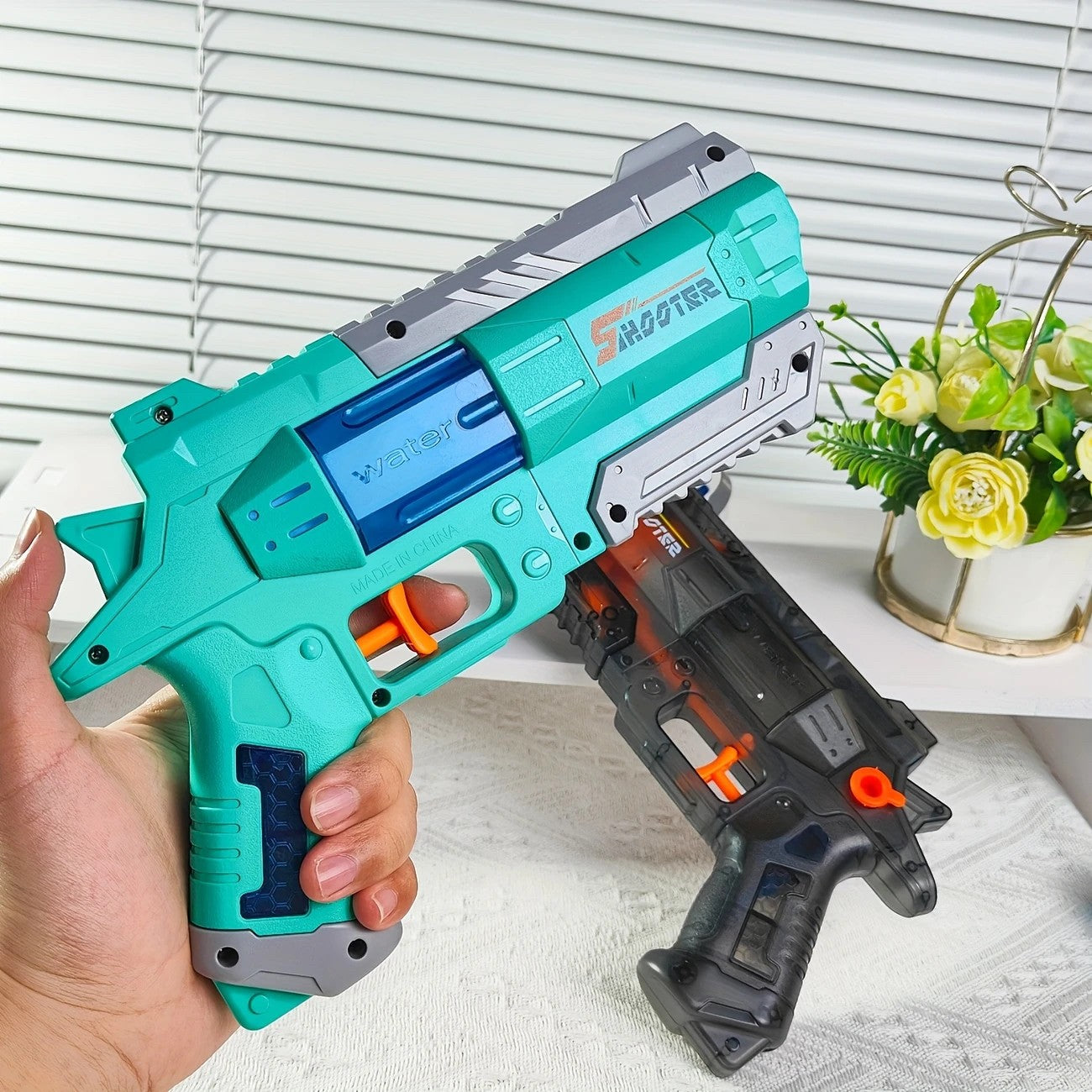 Pistol Manual cu Apa, Flippy, Jucarie Pistol cu Apa Sigur Pentru Copii, Design Nou S-Shooter Atractiv, 23 x 14.5 cm,