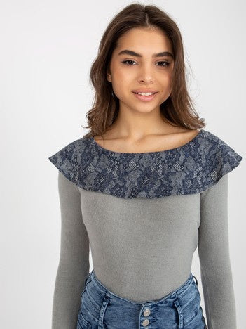 Bluză gri și bleumarin cu decolteu tip barcă din dantelă