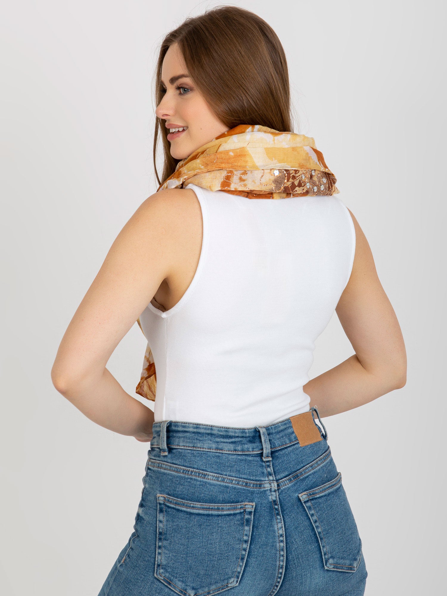 Eșarfă bej cu model și aplicație