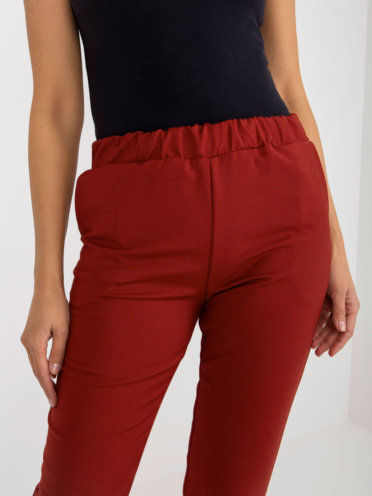 Pantaloni de costum din material bordo cu talie elastică