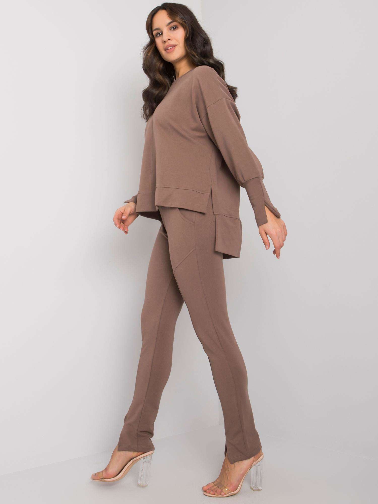 Setul include: hanorac, pantaloni