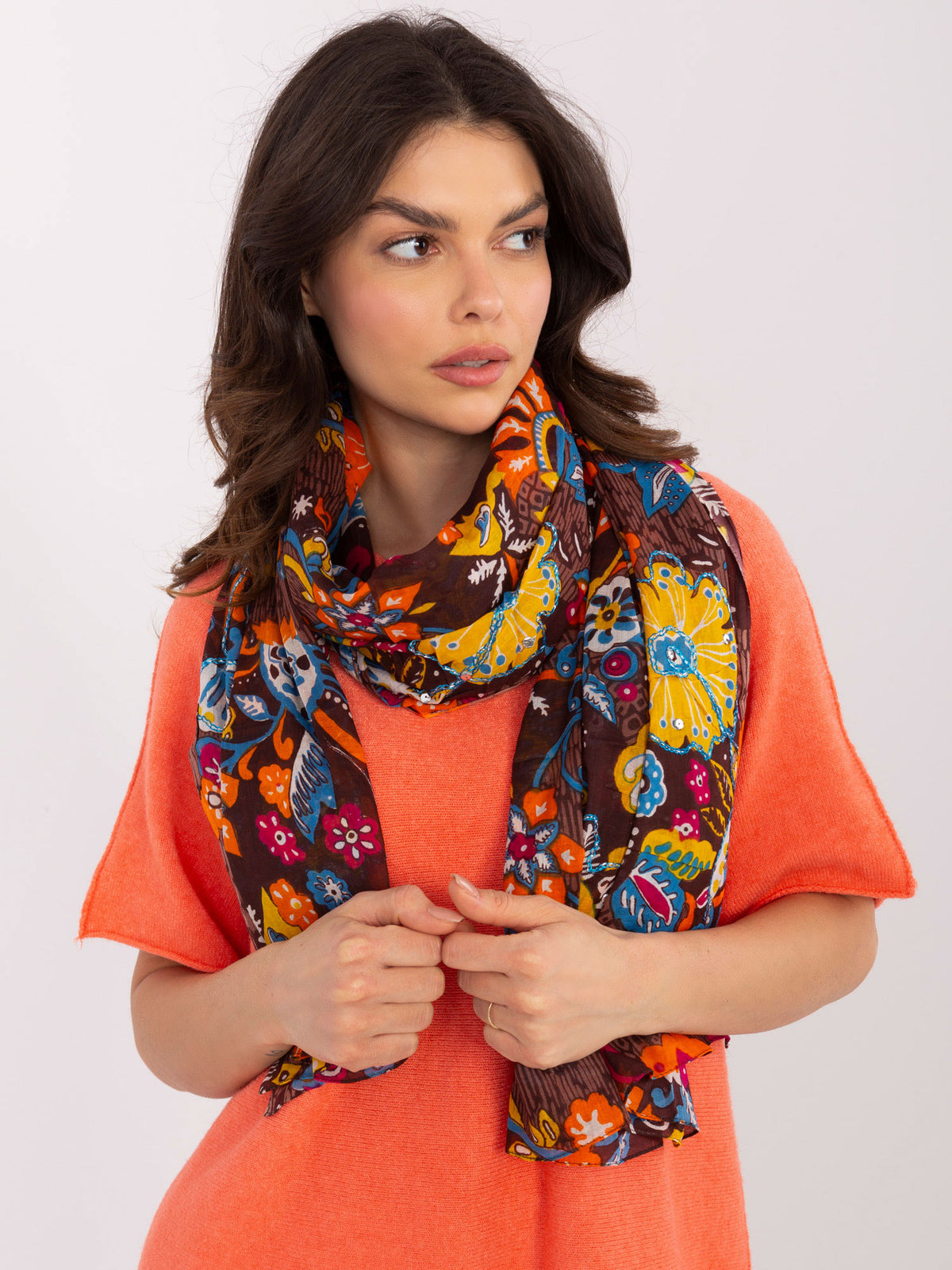 Șal maro închis cu model floral