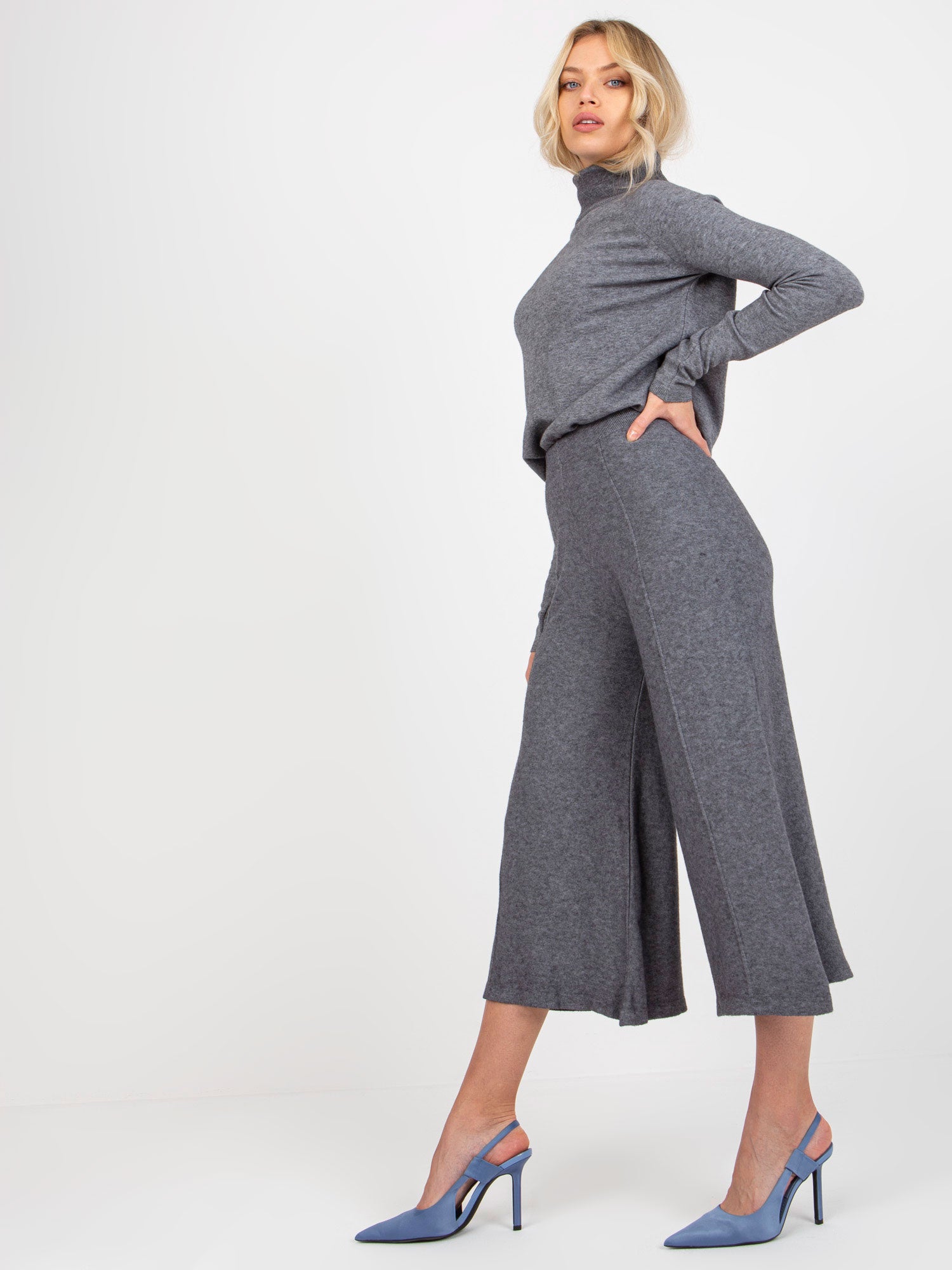 Pantaloni tricotați gri închis, cu croială largă și talie elastică