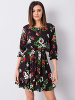 Rochie neagră cu imprimeu floral și volane