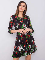 Rochie neagră cu imprimeu floral și volane